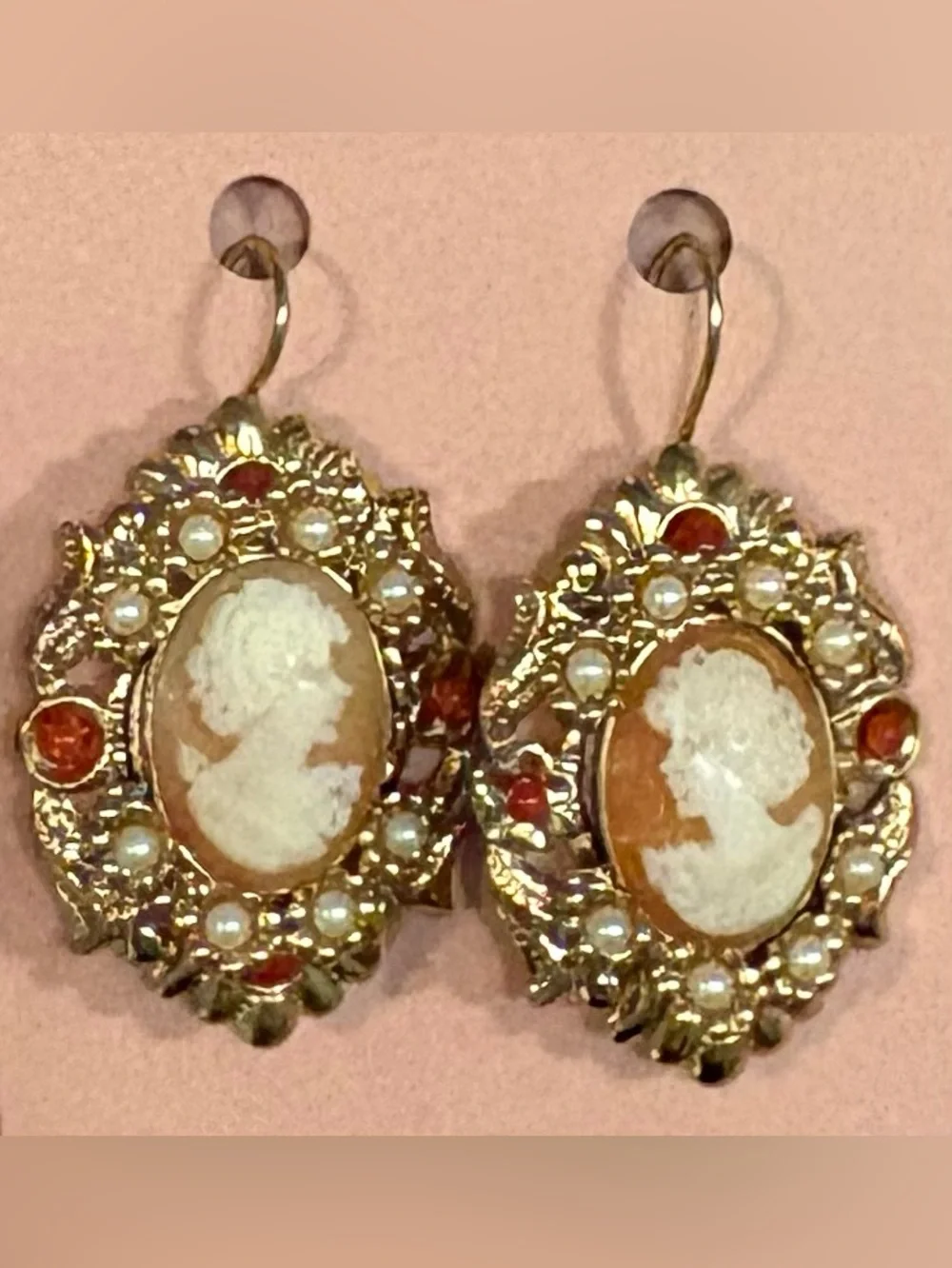 Vintage-Style Cameo Pendant Necklace and earrings in Gold and Cream